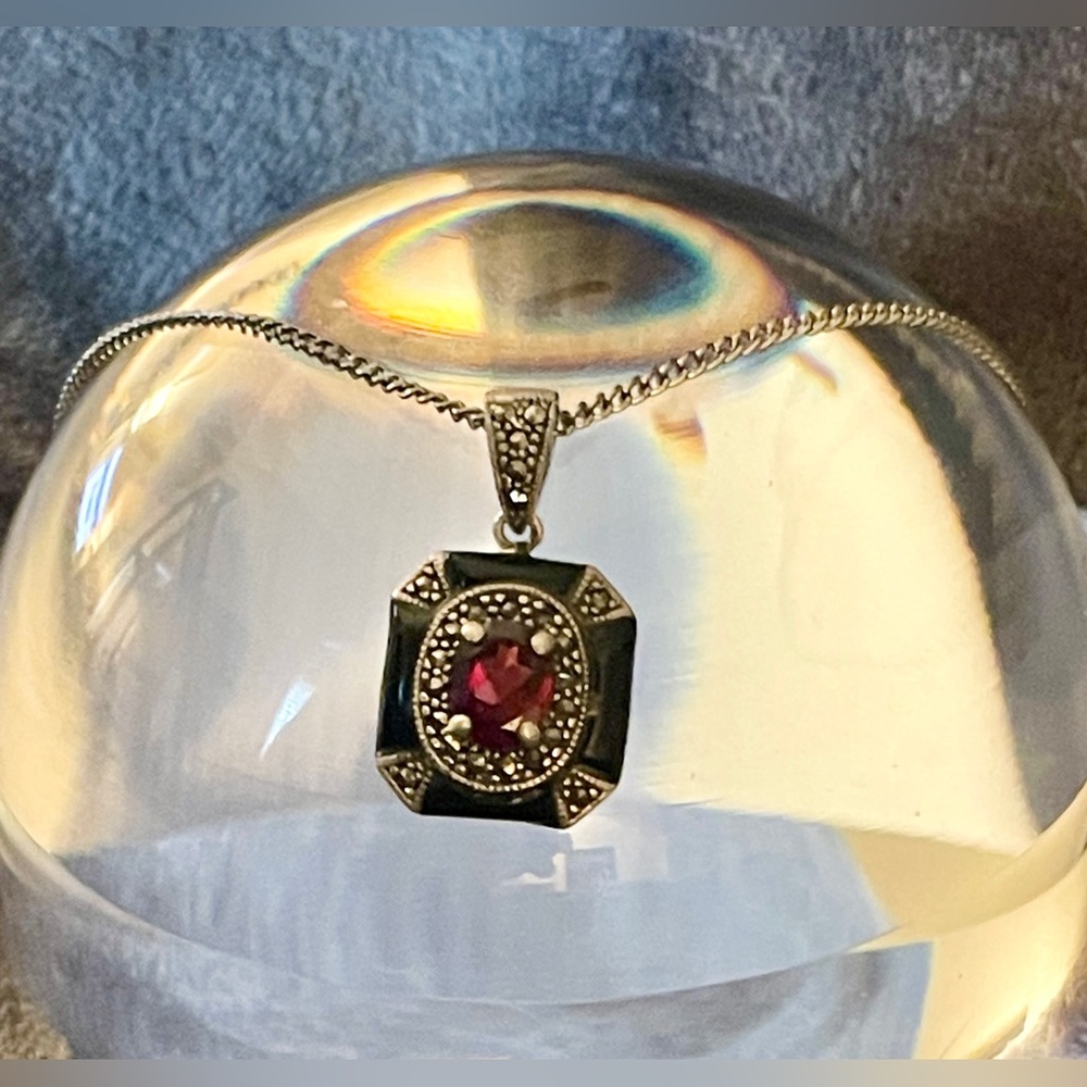 Preowned .925 Sterling and Garnet pendant necklace